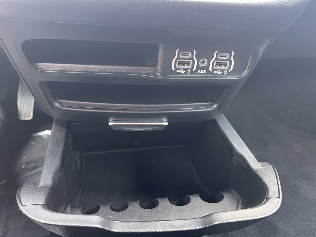 Used 2025 Chrysler Pacifica Select image 26