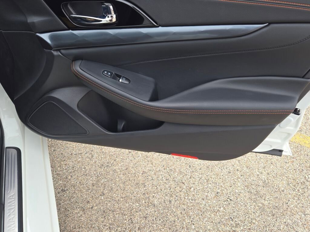 Used 2023 Nissan Maxima SR w/ Sport Mat Group FWD image 5