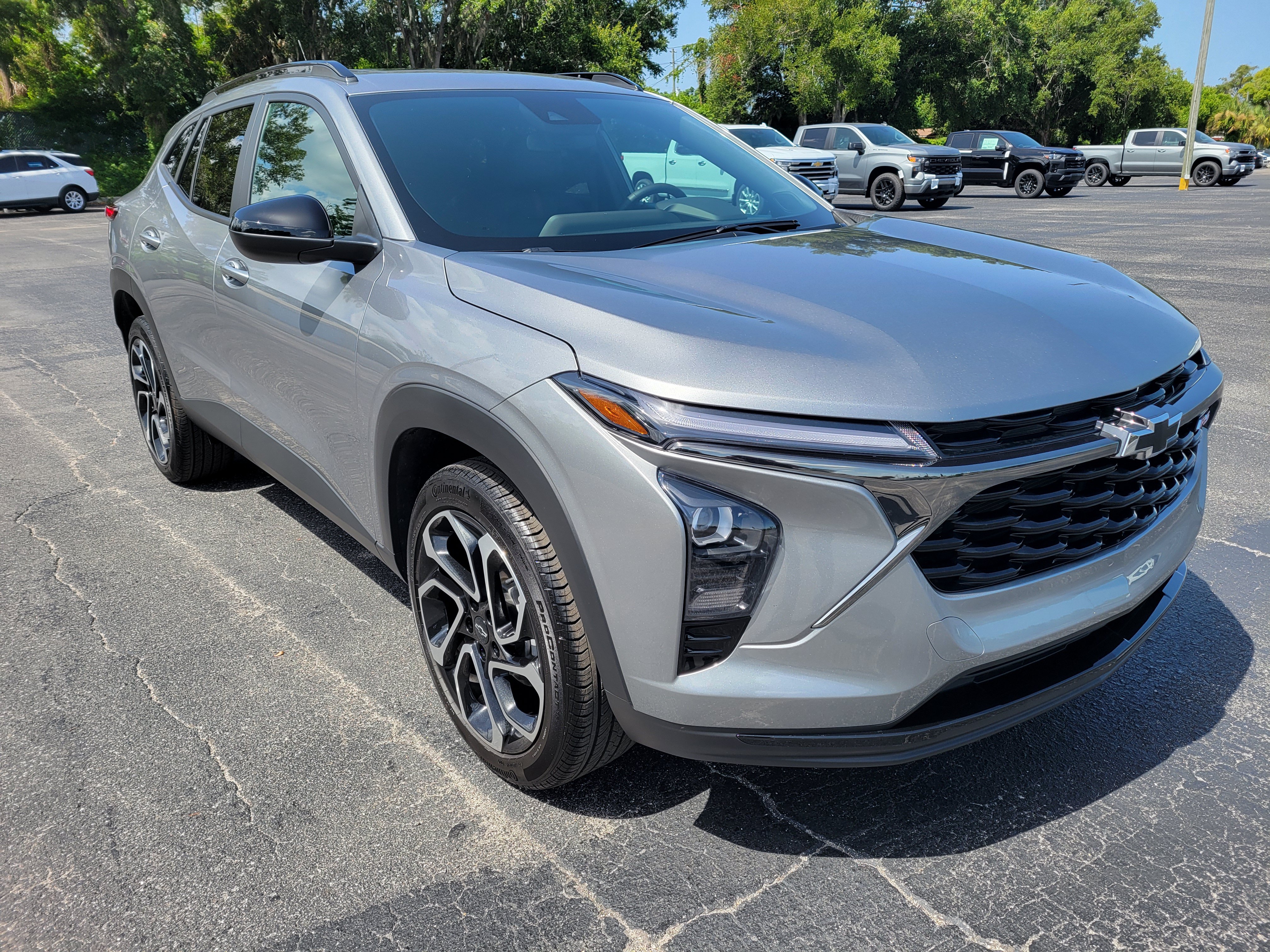 Used 2025 Chevrolet Trax RS w/ Sunroof Package FWD image 3