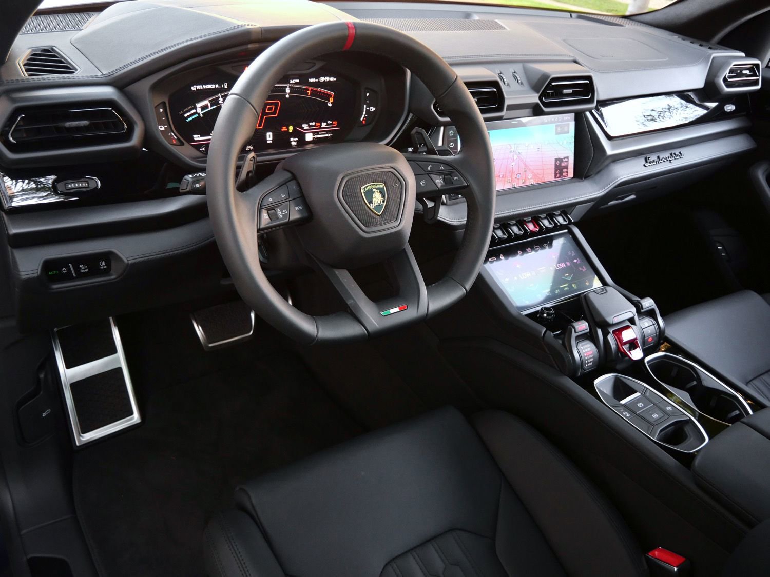 Used 2025 Lamborghini Urus SE image 13