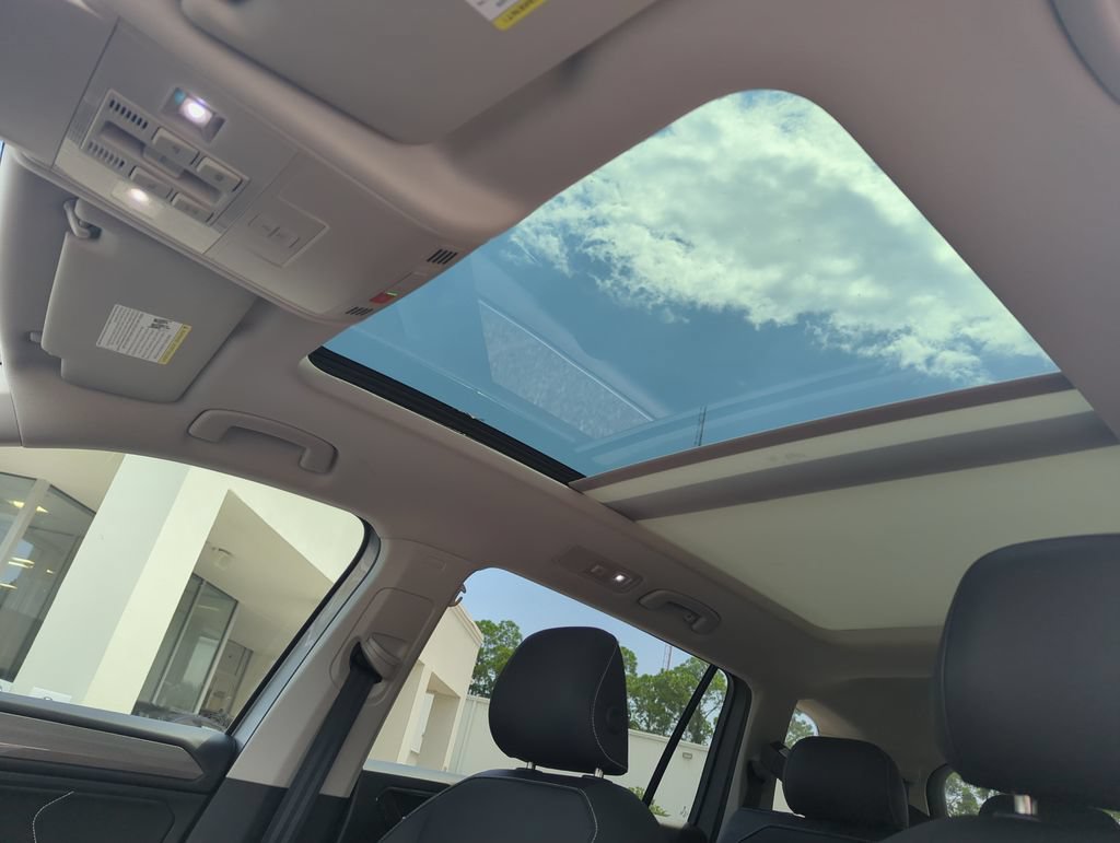 Certified 2023 Volkswagen Tiguan SE w/ Panoramic Sunroof Package FWD image 28