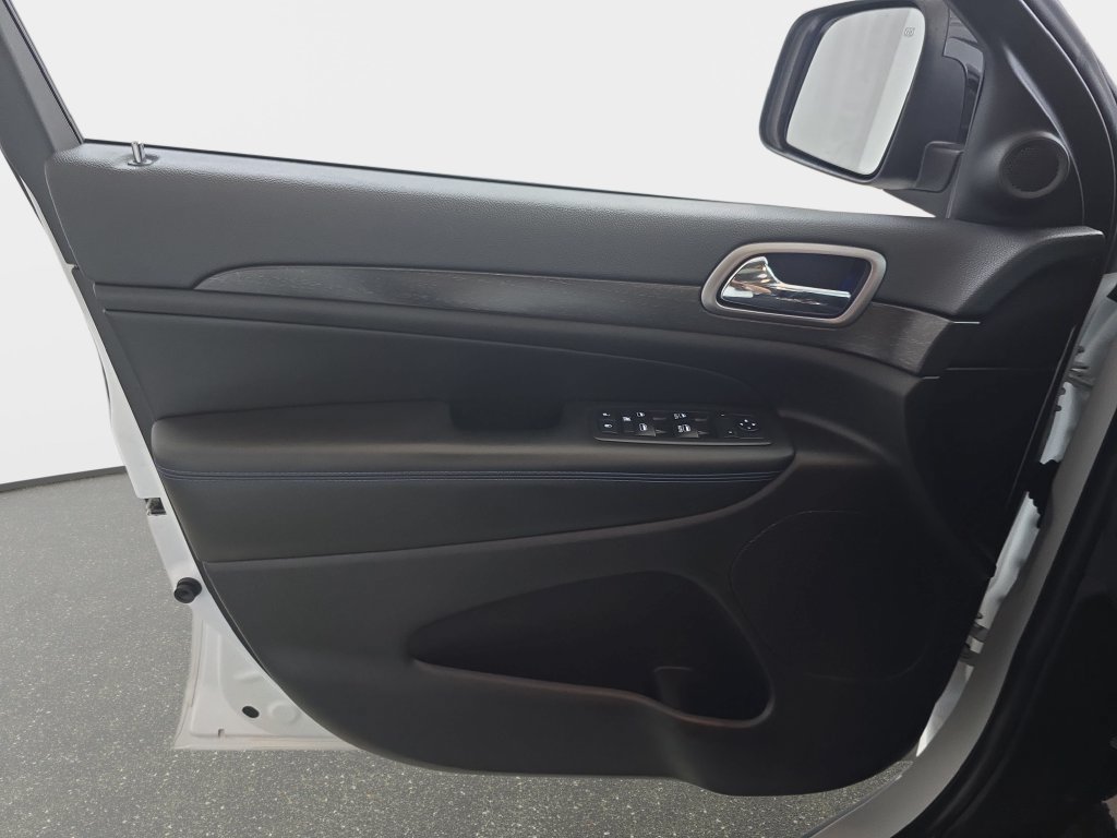 Used 2018 Jeep Grand Cherokee Laredo AWD/4WD image 27