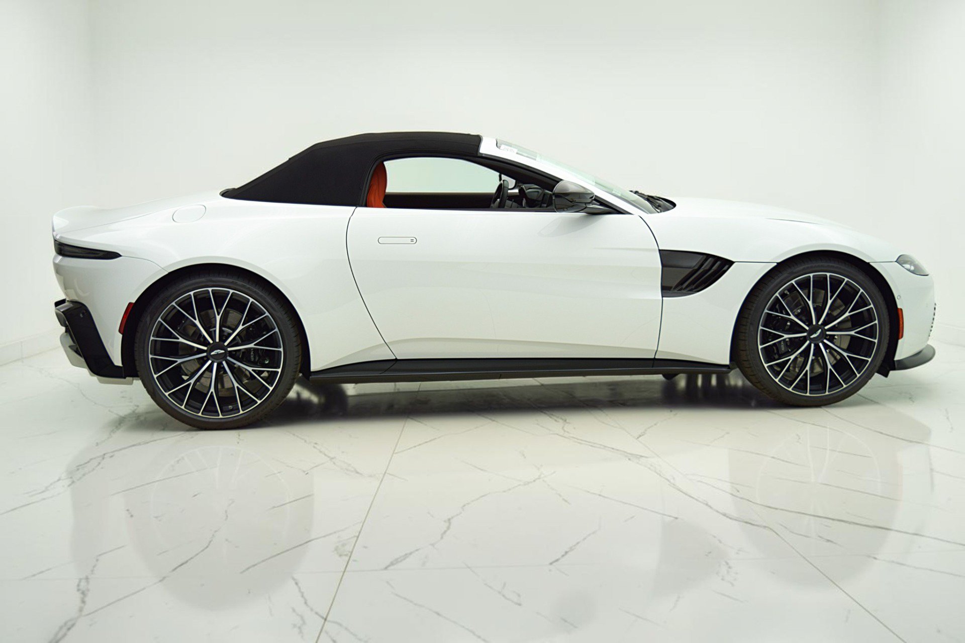 Used 2023 Aston Martin V8 Vantage Roadster RWD image 21