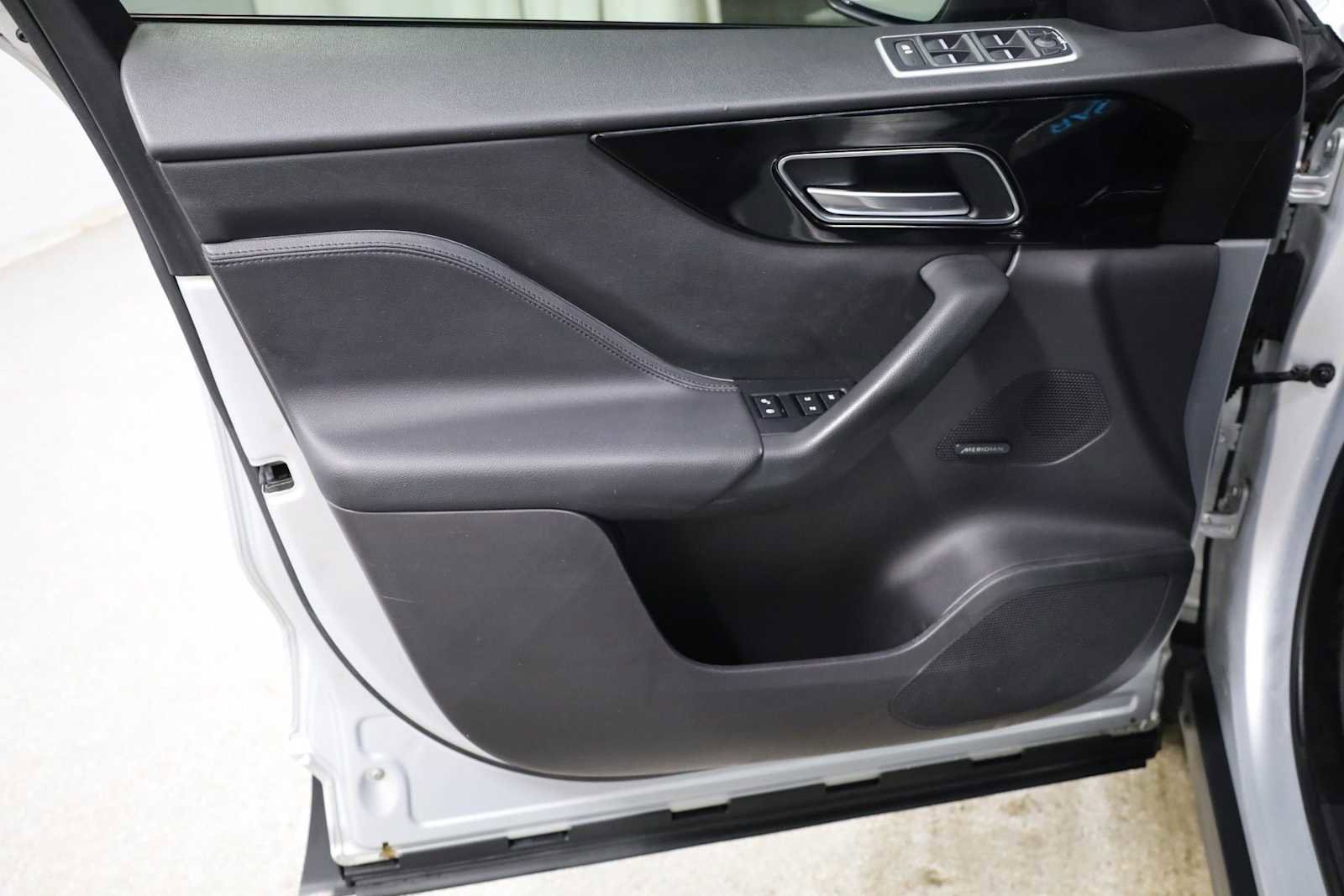 Used 2019 Jaguar F-PACE Premium image 16