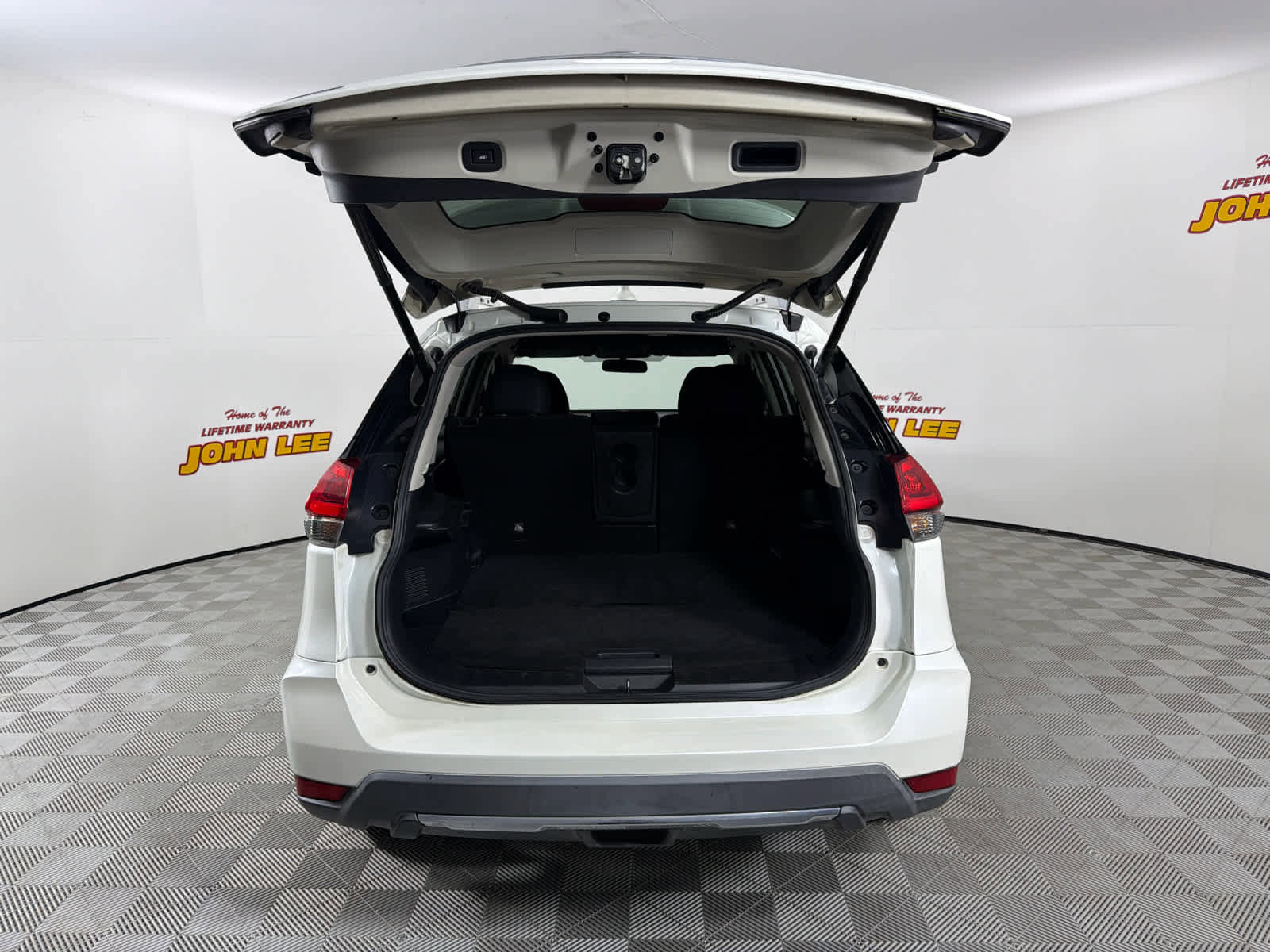 Used 2018 Nissan Rogue SV FWD image 5