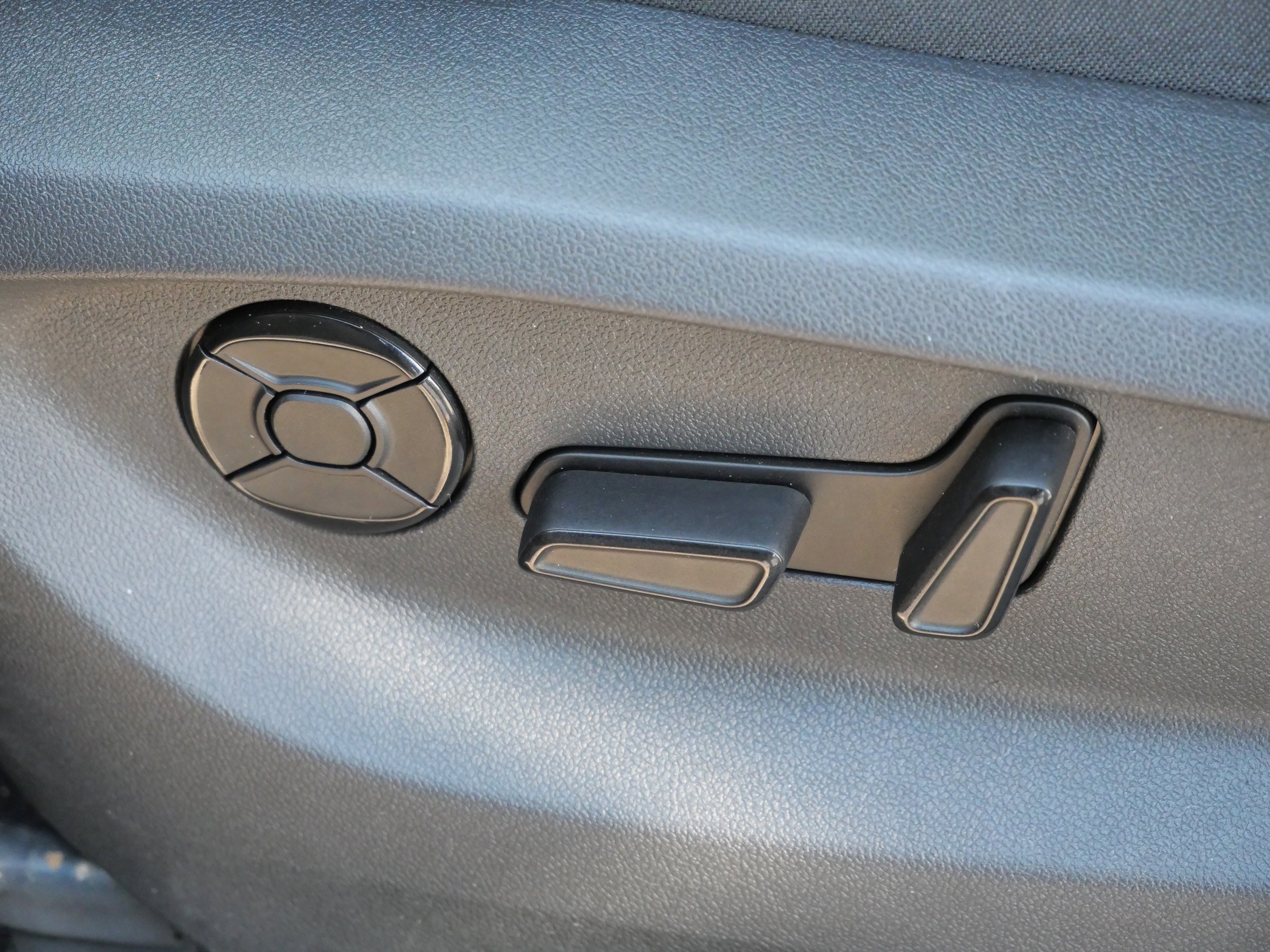 Certified 2025 Volkswagen Tiguan SE image 21