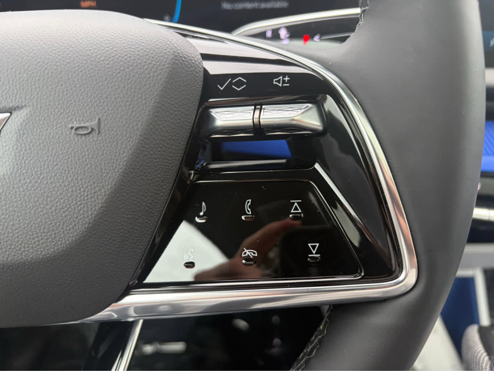 Used 2025 Cadillac Optiq Luxury 2 AWD/4WD image 15