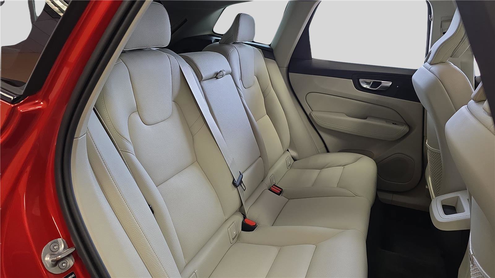 Used 2025 Volvo XC60 B5 Plus w/ Climate Package image 17