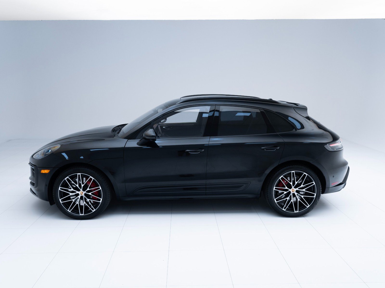 Certified 2025 Porsche Macan GTS image 2