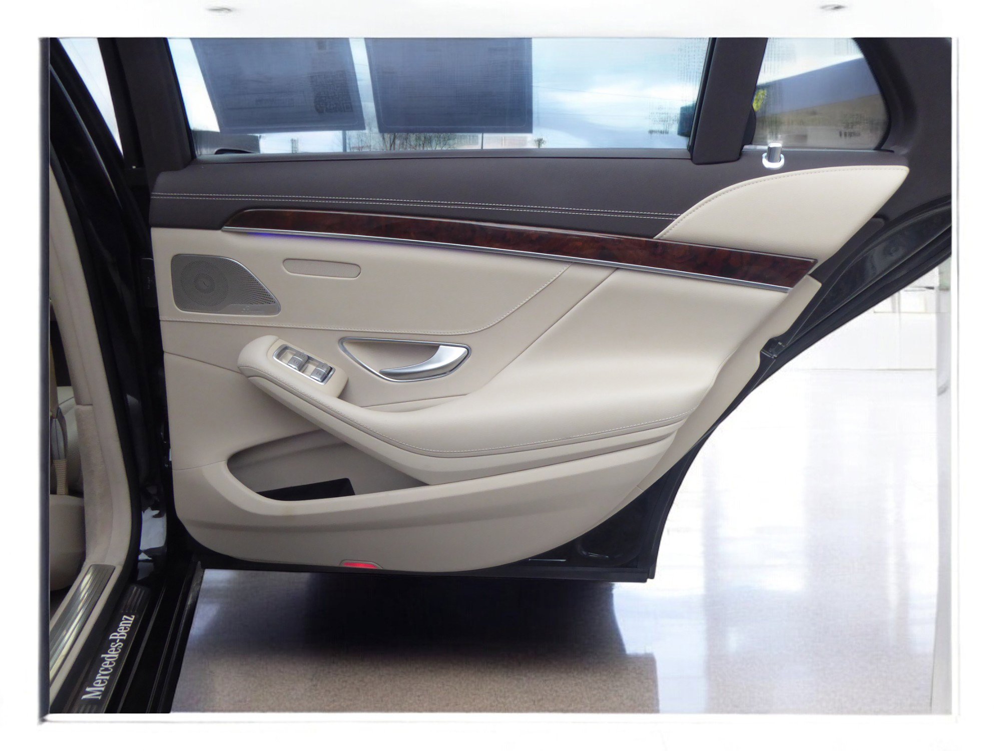 Used 2016 Mercedes-Benz S 550 4MATIC Sedan w/ Premium Package image 23