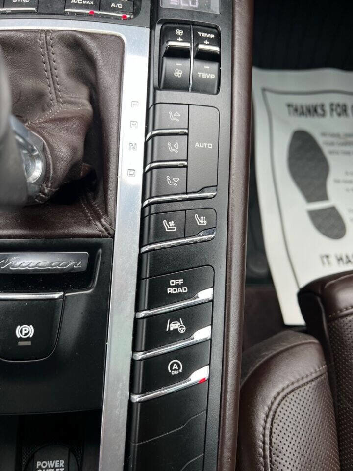 Used 2017 Porsche Macan Turbo image 30
