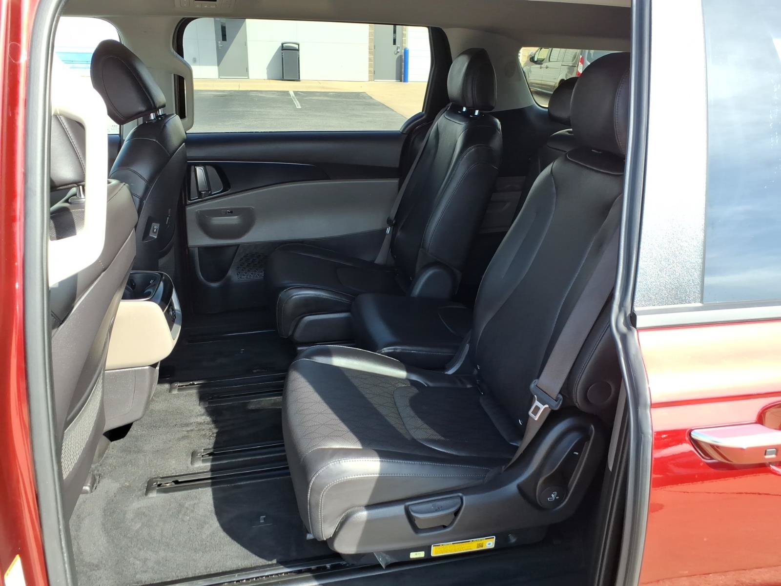 Used 2025 Kia Carnival LXS FWD image 7