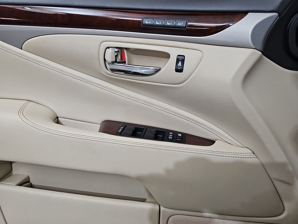 Used 2016 Lexus LS 460 w/ Comfort Package RWD image 30