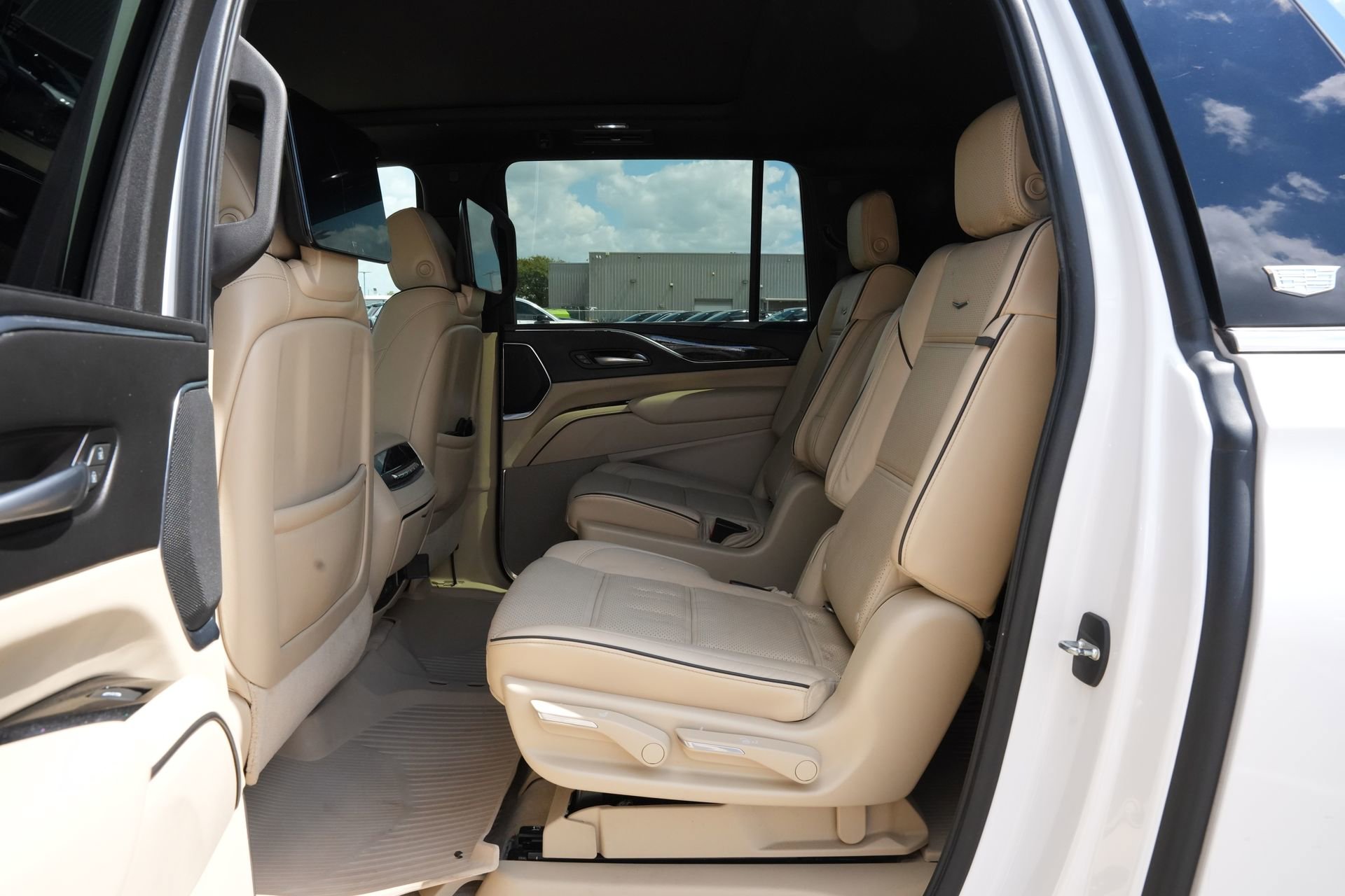 Used 2021 Cadillac Escalade ESV Premium Luxury AWD/4WD image 18