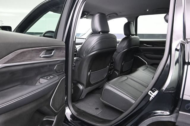 Used 2023 Jeep Grand Cherokee Limited w/ Black Appearance Package AWD/4WD image 22
