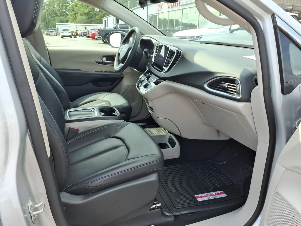 Used 2024 Chrysler Pacifica Touring-L FWD image 10