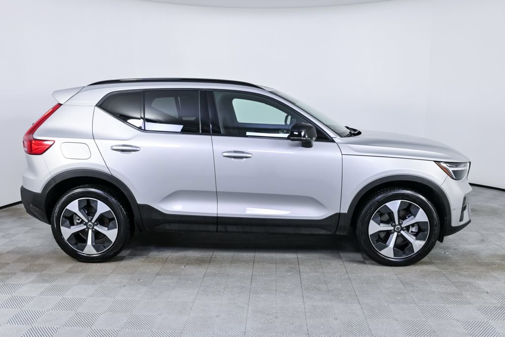 Certified 2025 Volvo XC40 B5 Plus image 28