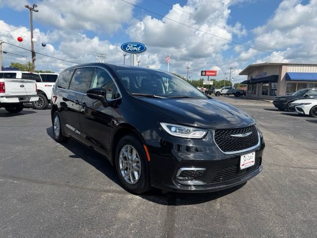 Used 2024 Chrysler Pacifica Touring-L FWD image 4