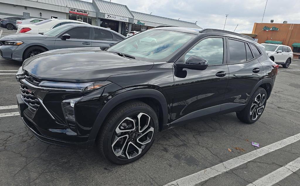 Used 2025 Chevrolet Trax RS FWD image 2
