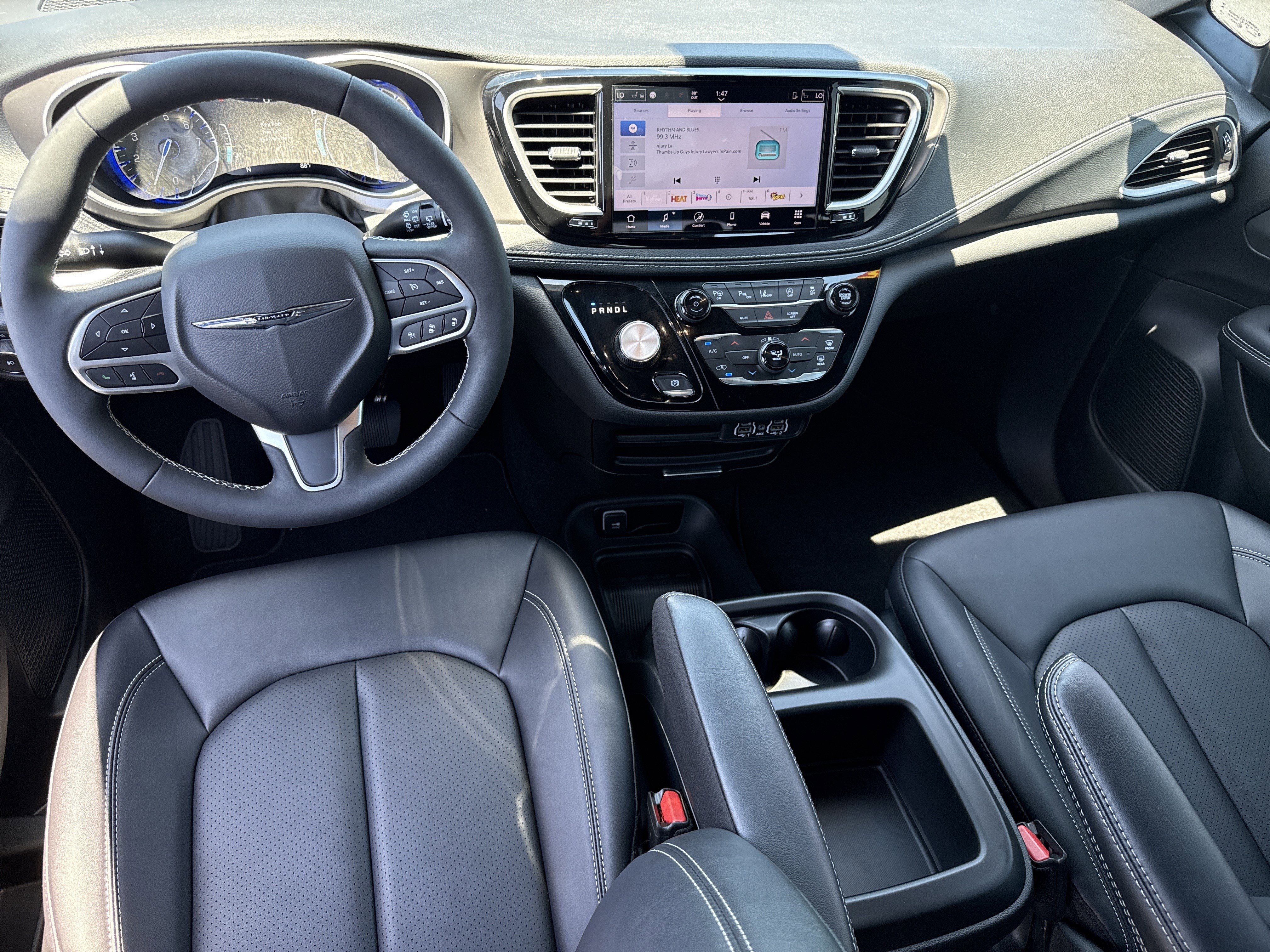 Used 2025 Chrysler Pacifica Select FWD image 27