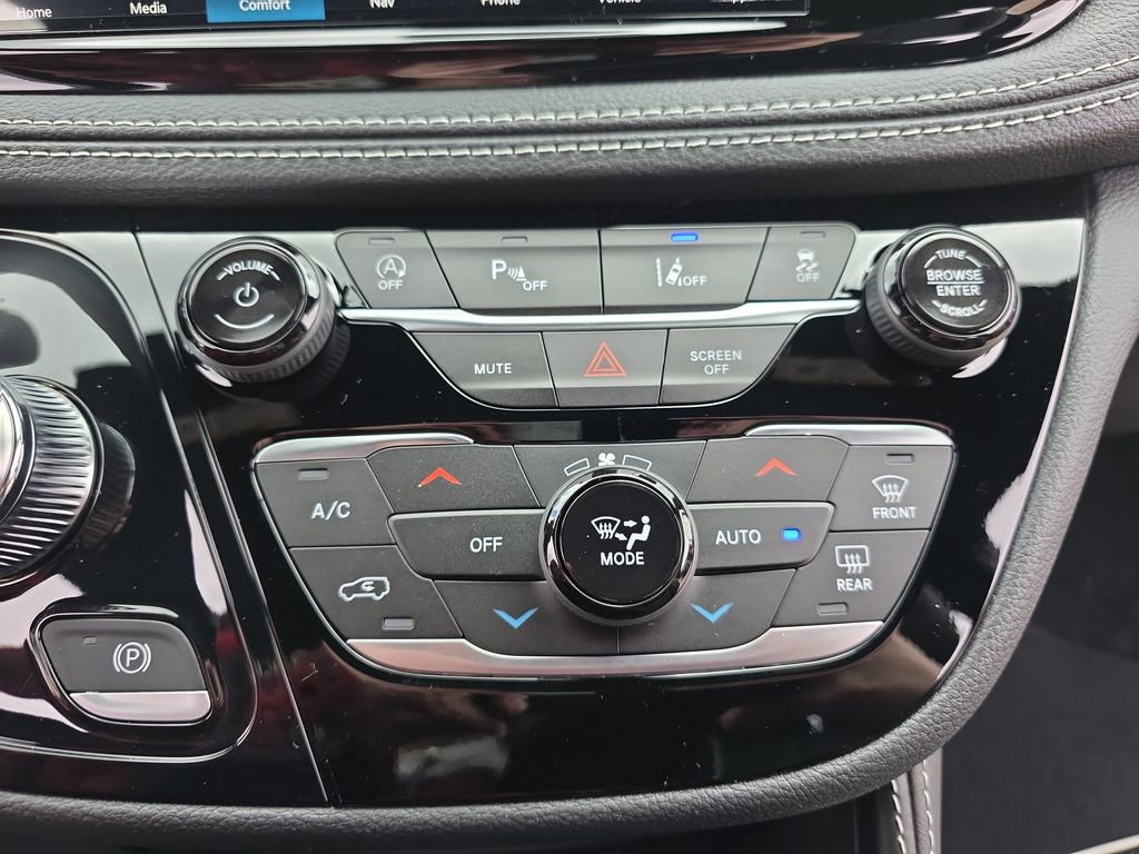 New 2026 Chrysler Pacifica Limited w/ Uconnect Theater Family Group image 23