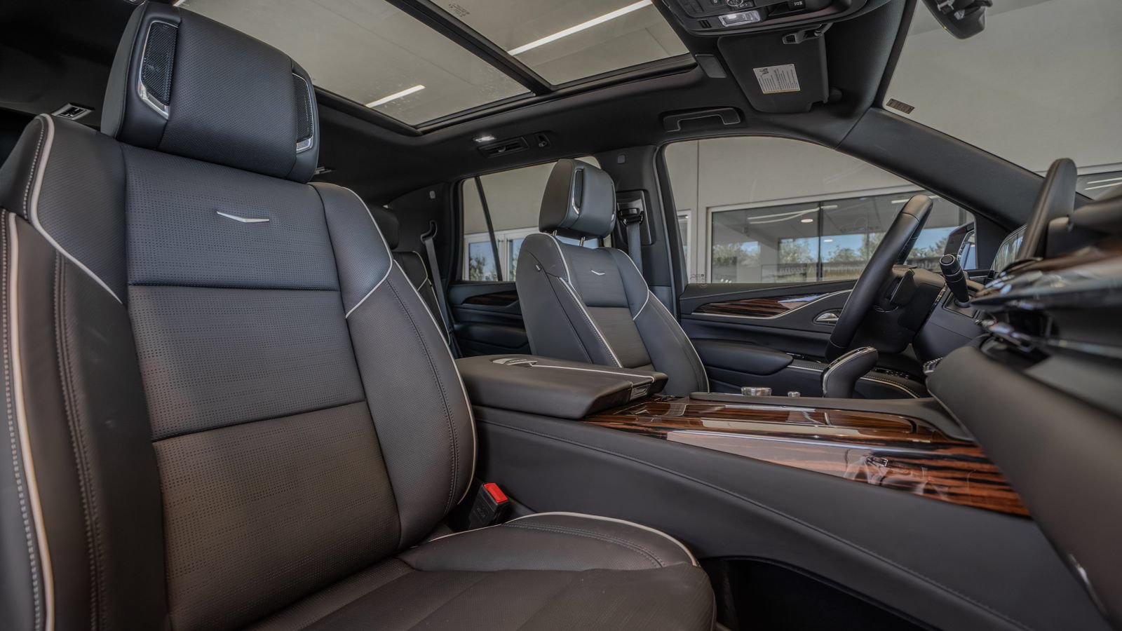 Used 2024 Cadillac Escalade Premium Luxury AWD/4WD image 32