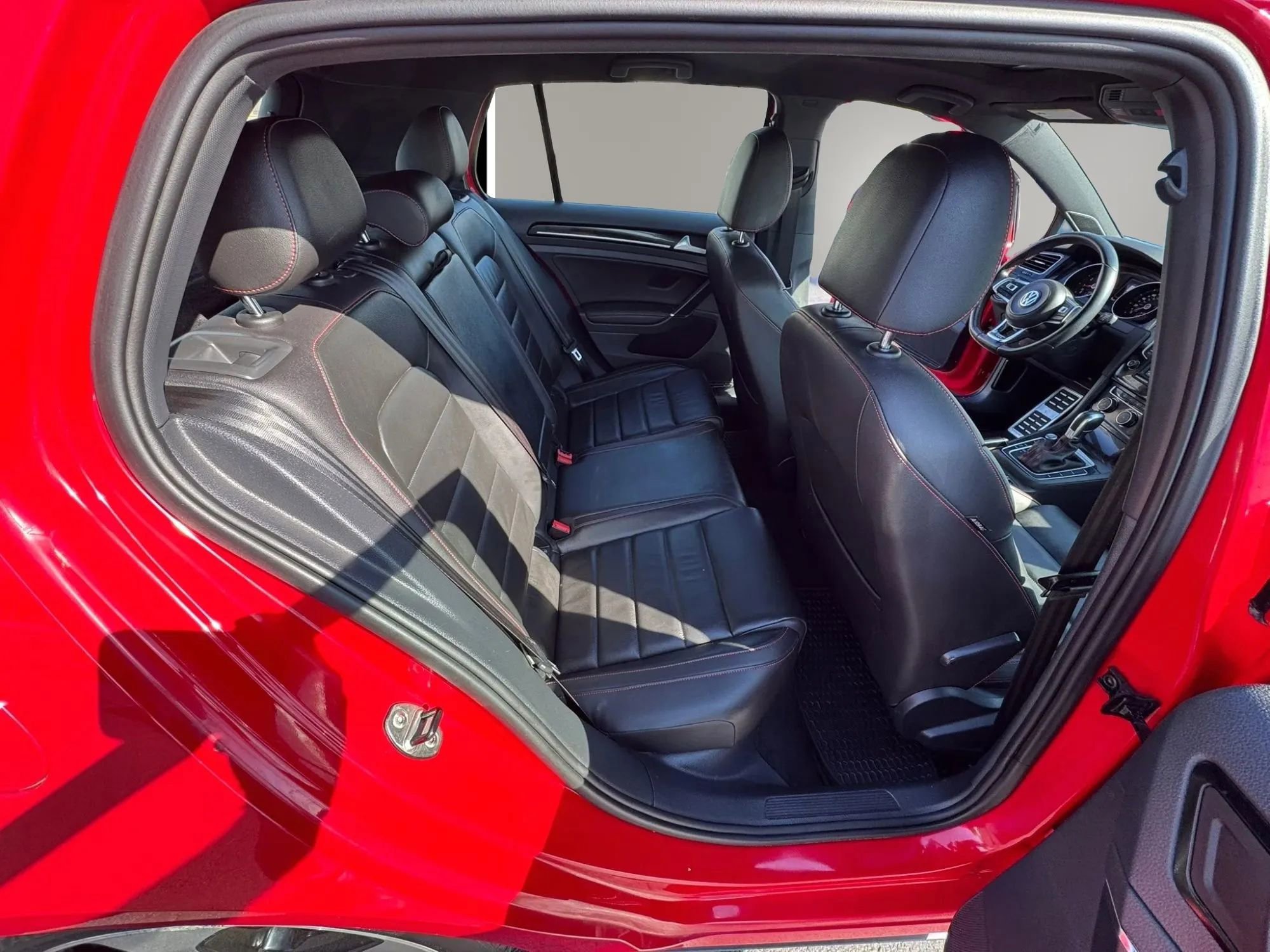Used 2016 Volkswagen Golf 4-Door FWD image 15