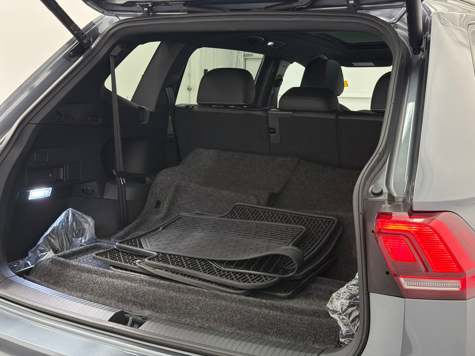 Used 2022 Volkswagen Tiguan SE R-Line FWD image 8