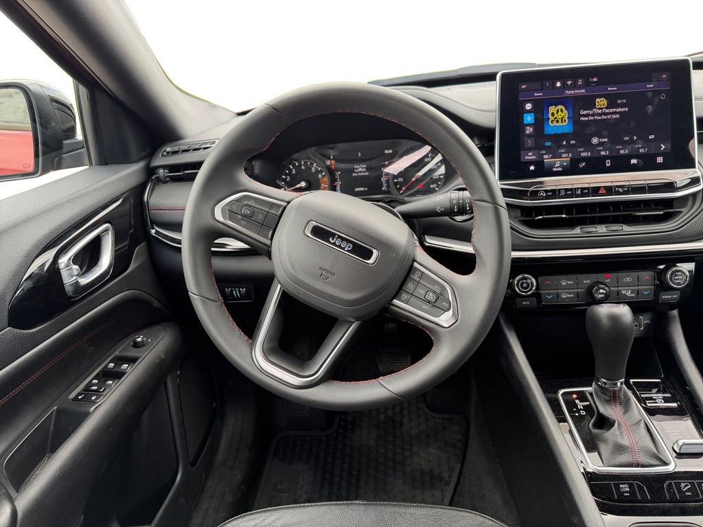 Used 2025 Jeep Compass Trailhawk AWD/4WD image 12