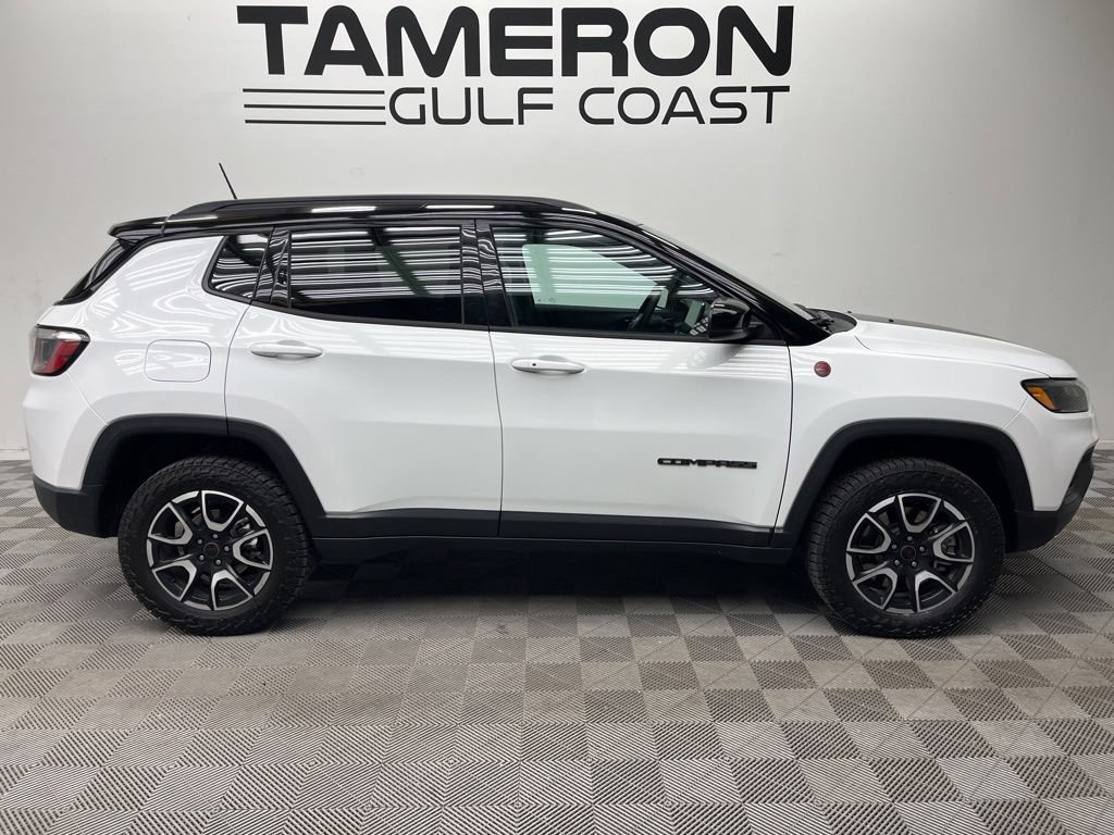 Used 2025 Jeep Compass Trailhawk AWD/4WD image 4