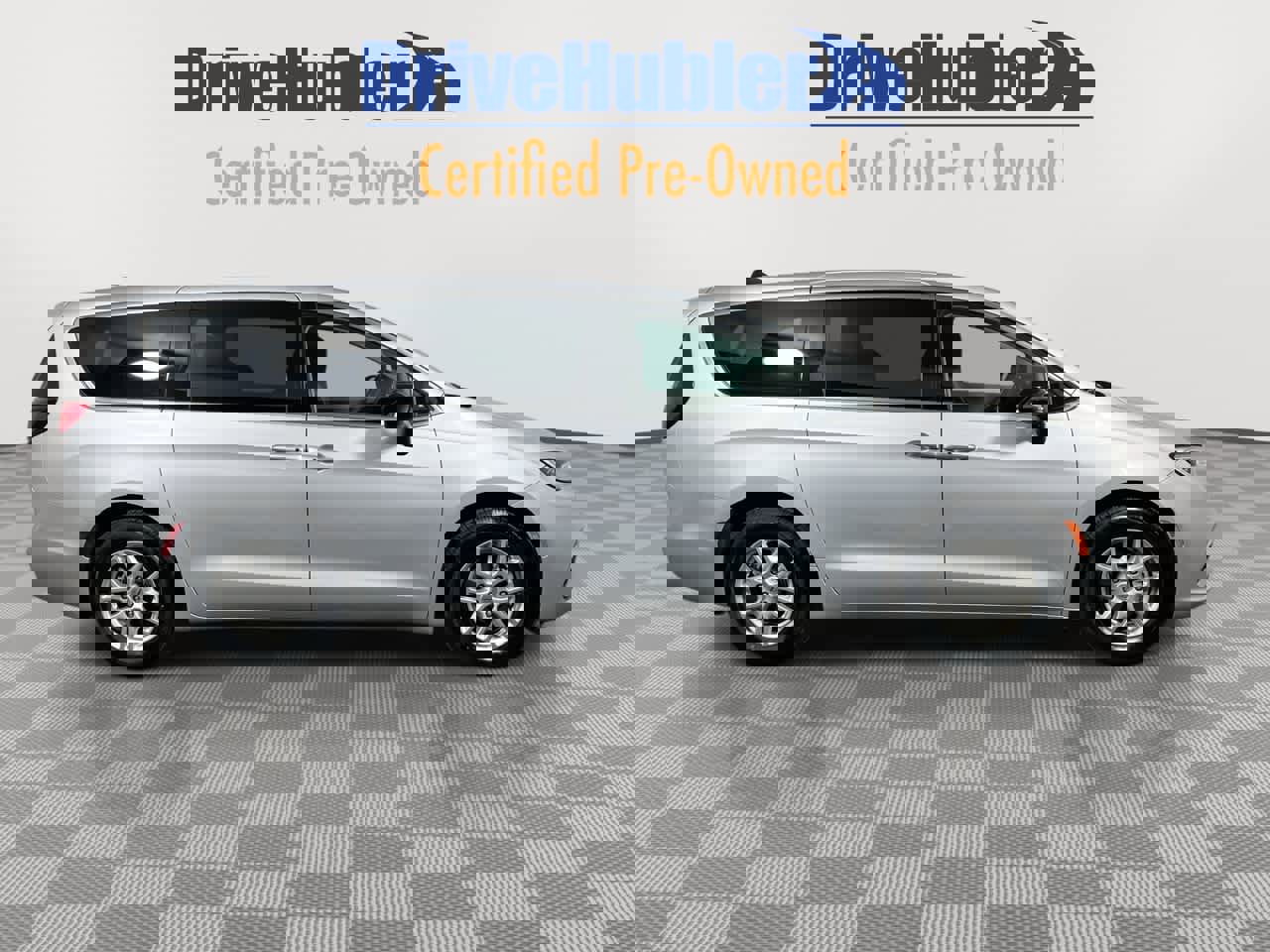 Used 2024 Chrysler Pacifica Touring-L image 9