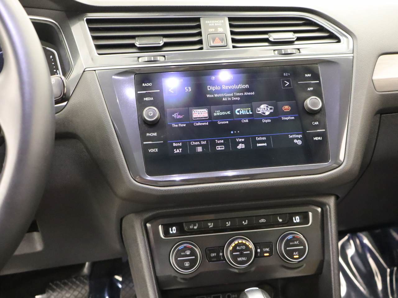 Used 2020 Volkswagen Tiguan SEL AWD/4WD image 10