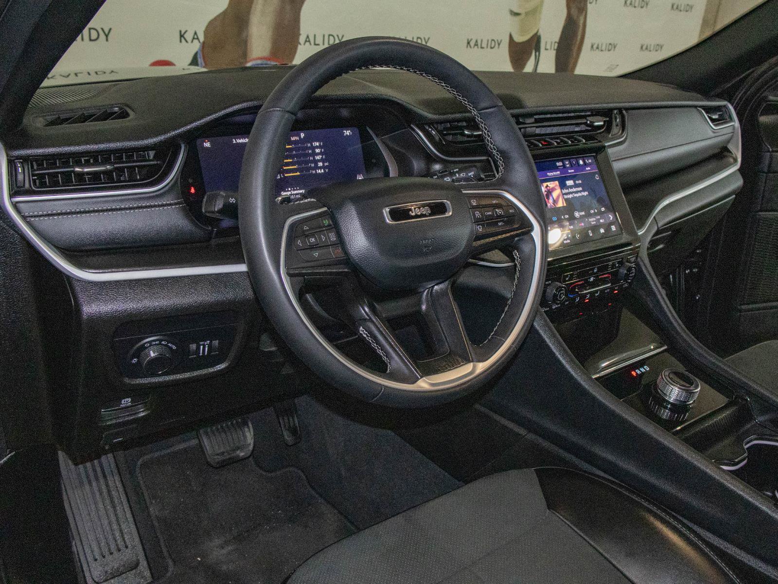 Used 2025 Jeep Grand Cherokee Altitude AWD/4WD image 5
