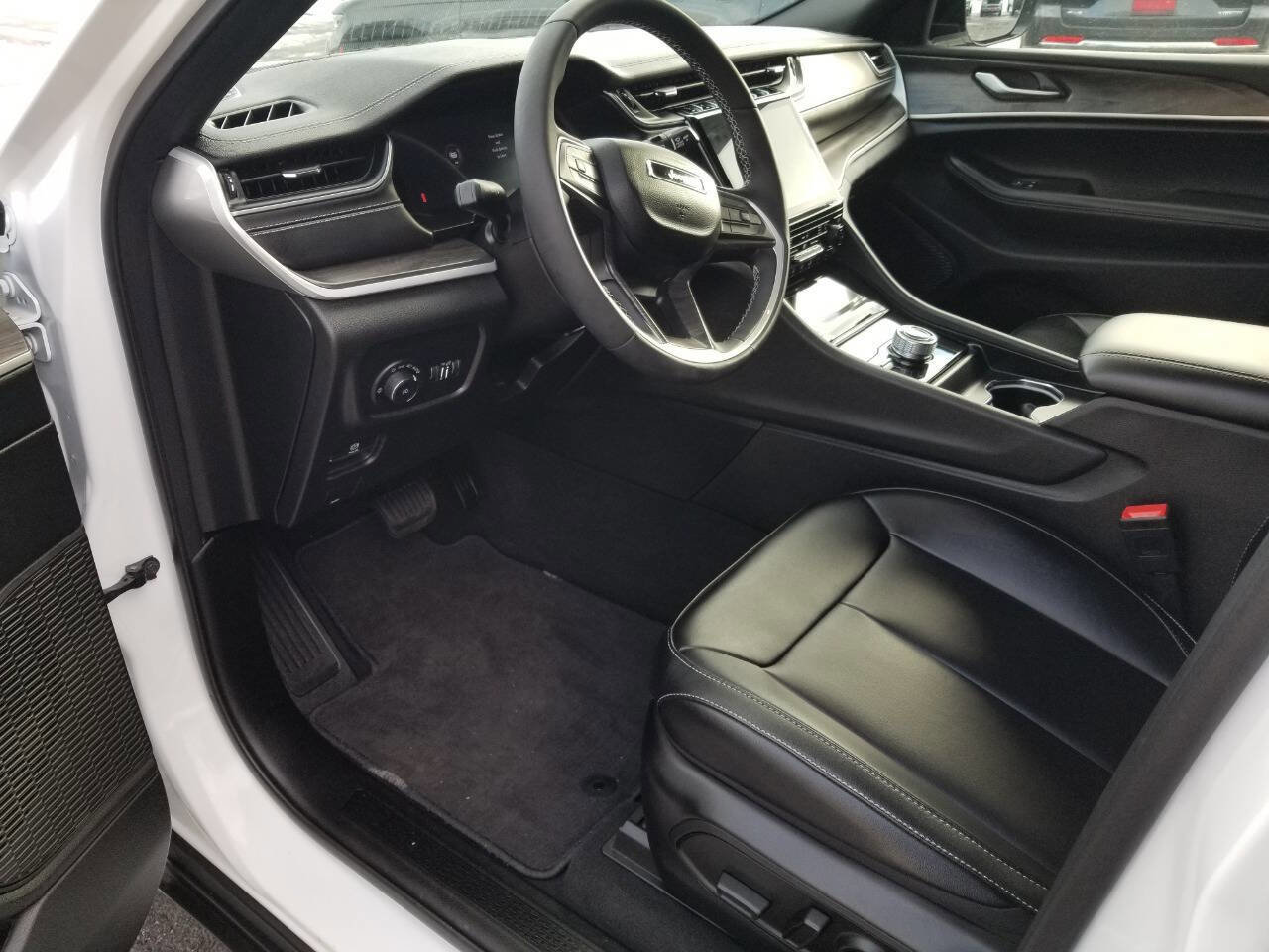 Certified 2024 Jeep Grand Cherokee Limited image 7