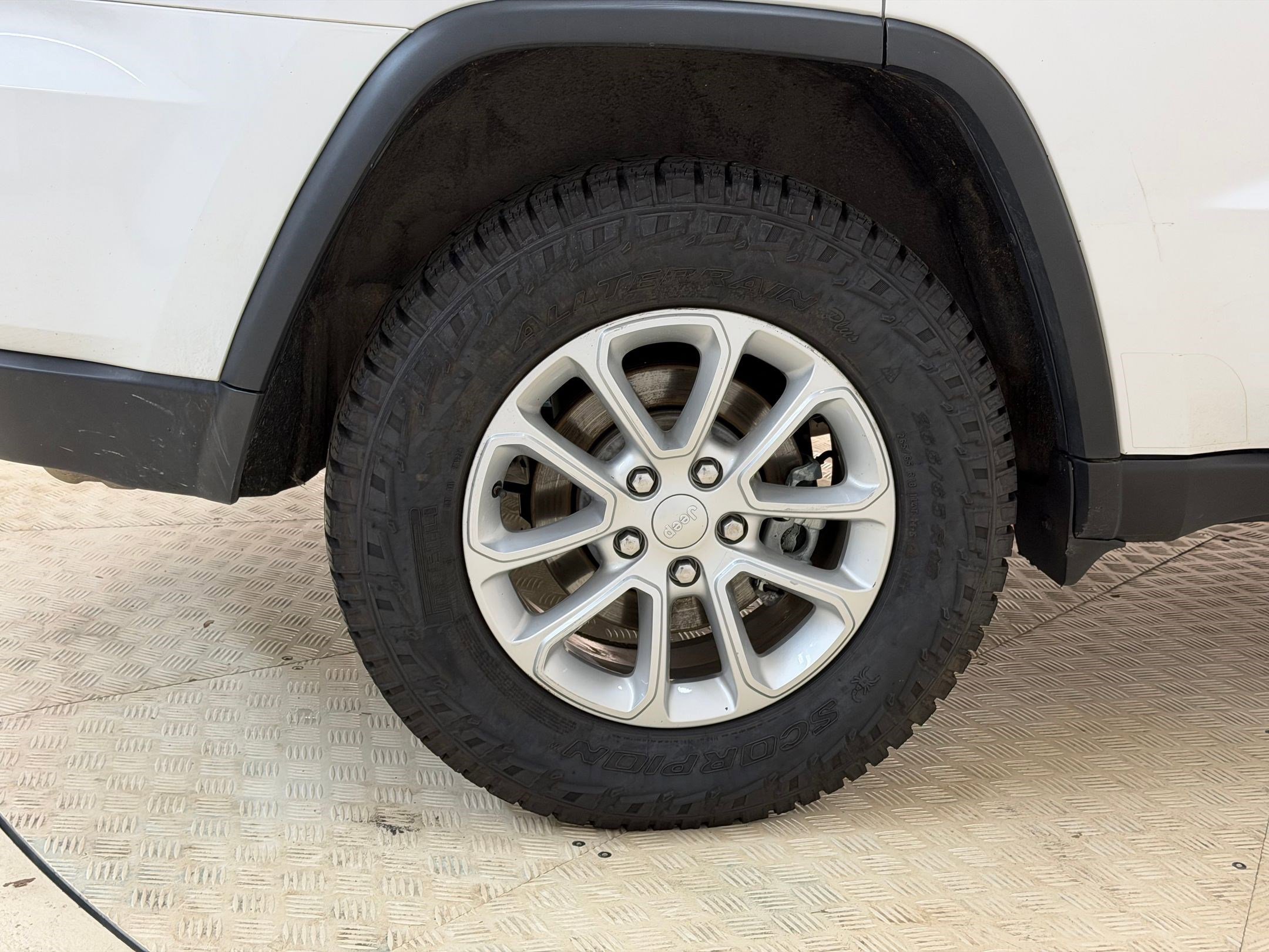 Used 2021 Jeep Grand Cherokee Laredo image 12