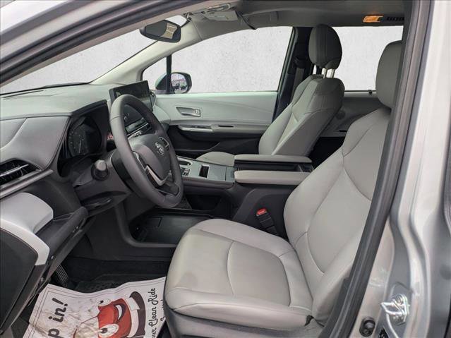 Used 2025 Toyota Sienna XLE image 15