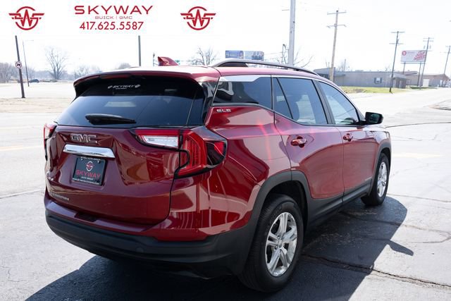 Used 2023 GMC Terrain SLE w/ Driver Convenience Package image 5