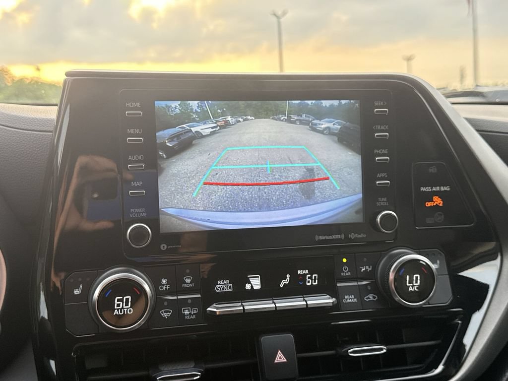 Used 2022 Toyota Highlander XLE AWD/4WD image 24