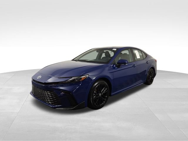 Used 2025 Toyota Camry SE image 2