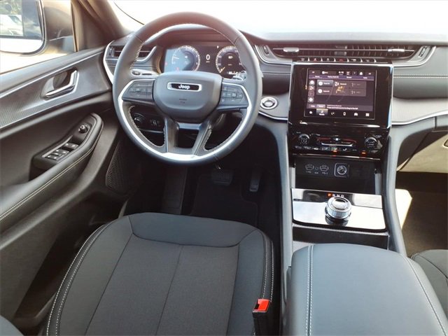 New 2025 Jeep Grand Cherokee L Laredo image 4