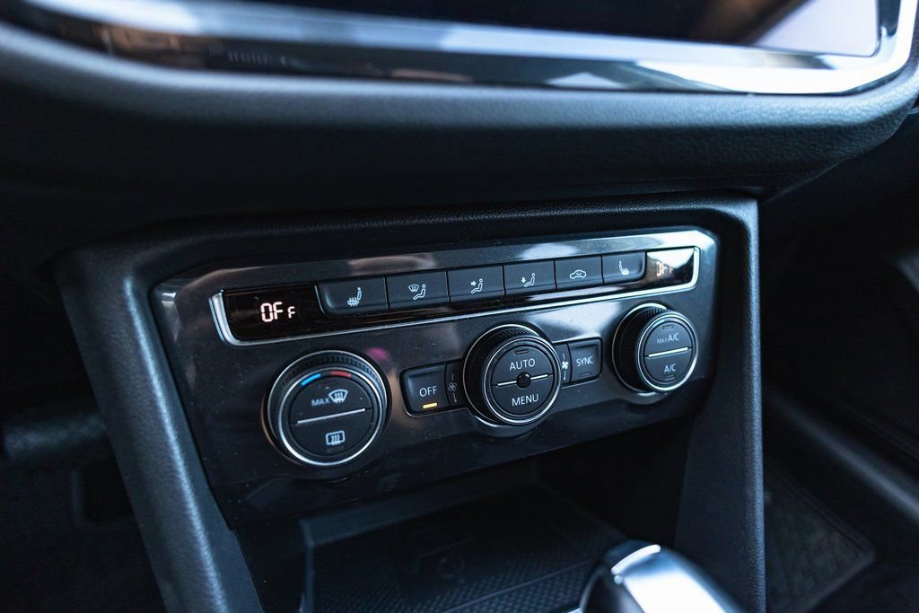 Used 2021 Volkswagen Tiguan SE w/ Panoramic Sunroof Package image 16