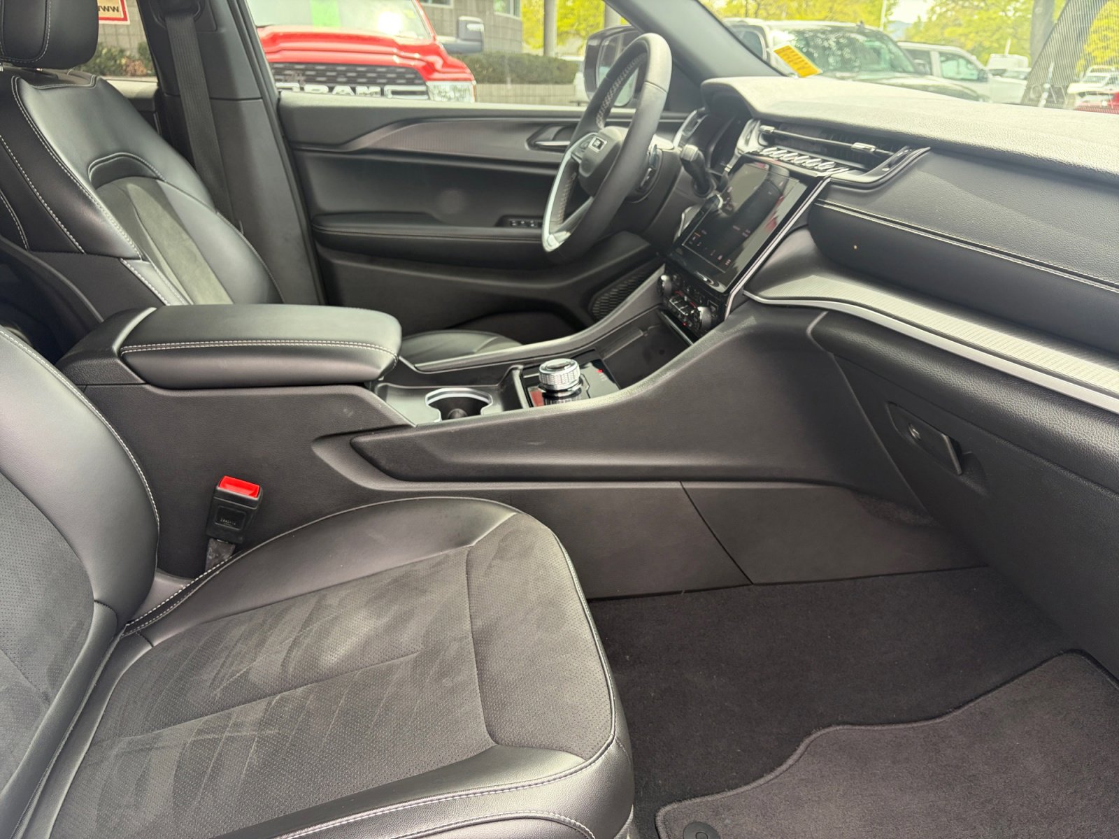 Used 2025 Jeep Grand Cherokee Altitude image 28