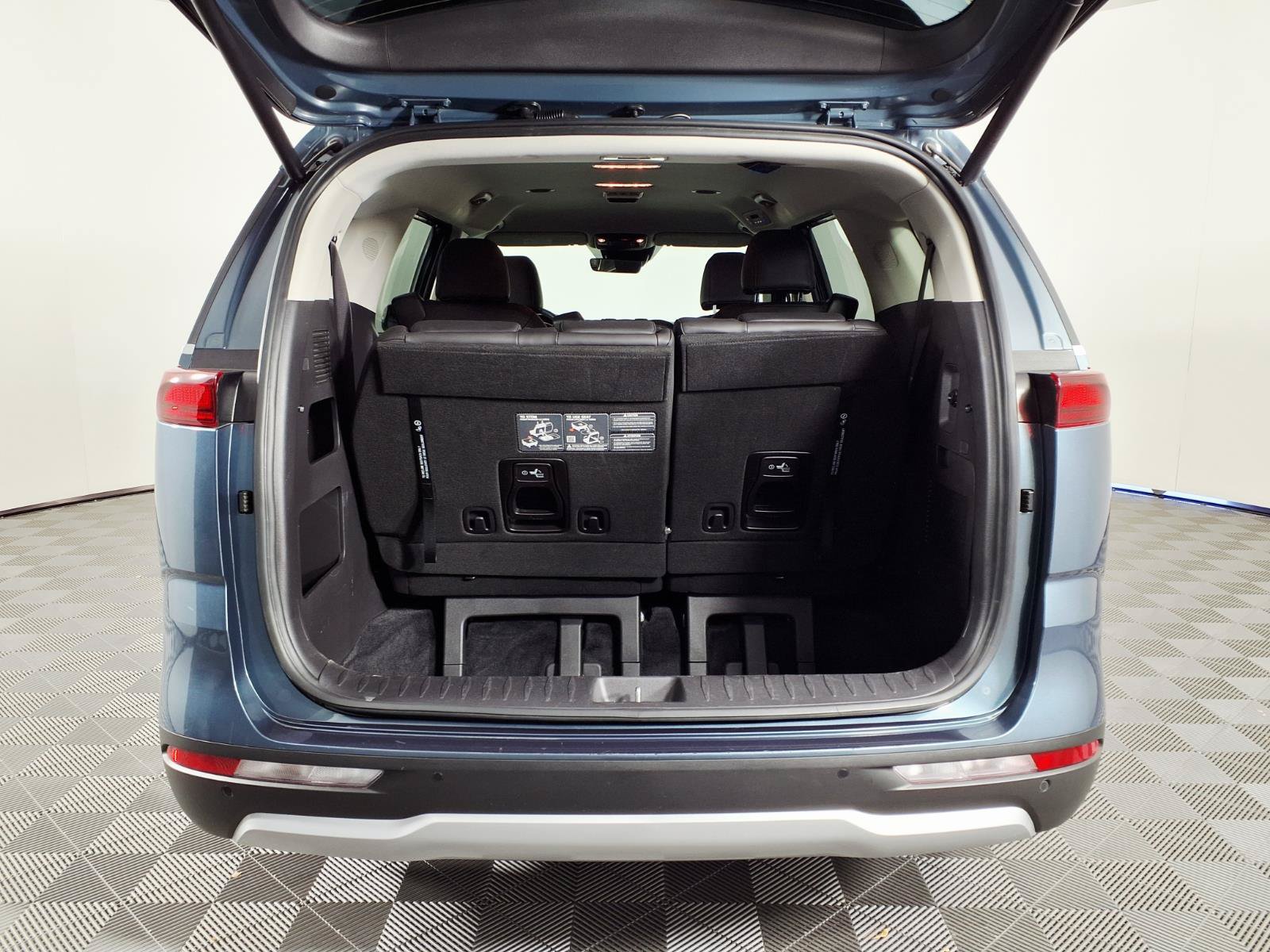 Used 2024 Kia Carnival EX FWD image 8