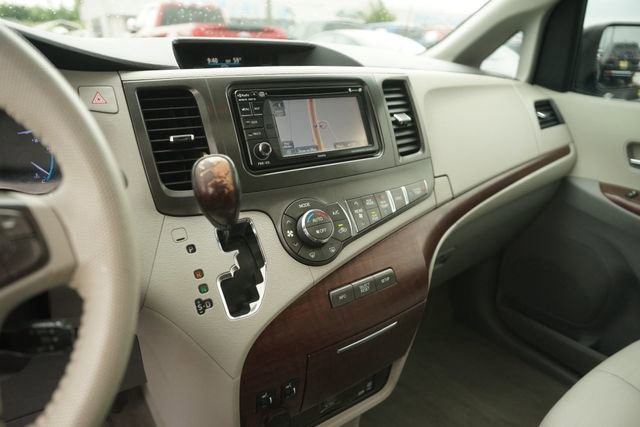 Used 2013 Toyota Sienna XLE w/ Entertainment Pkg FWD image 28