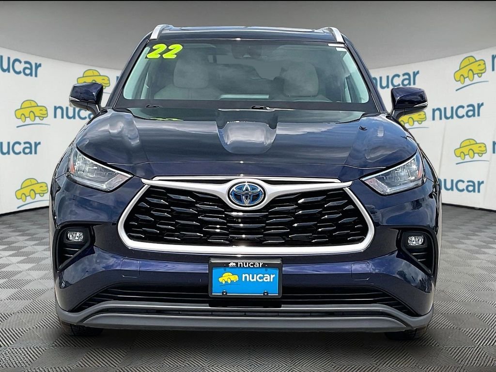 Used 2022 Toyota Highlander XLE AWD/4WD image 2