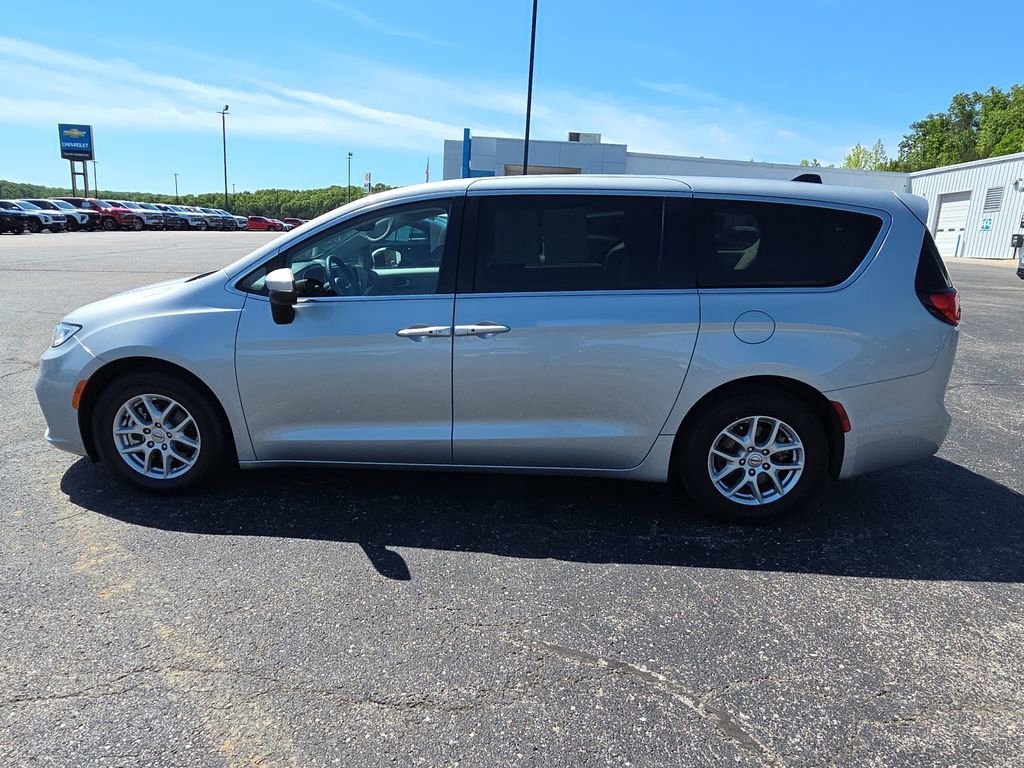Used 2023 Chrysler Pacifica Touring-L FWD image 5