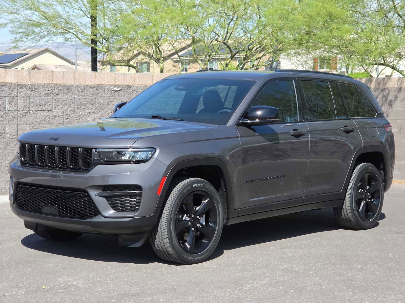 Used 2023 Jeep Grand Cherokee Altitude AWD/4WD image 4