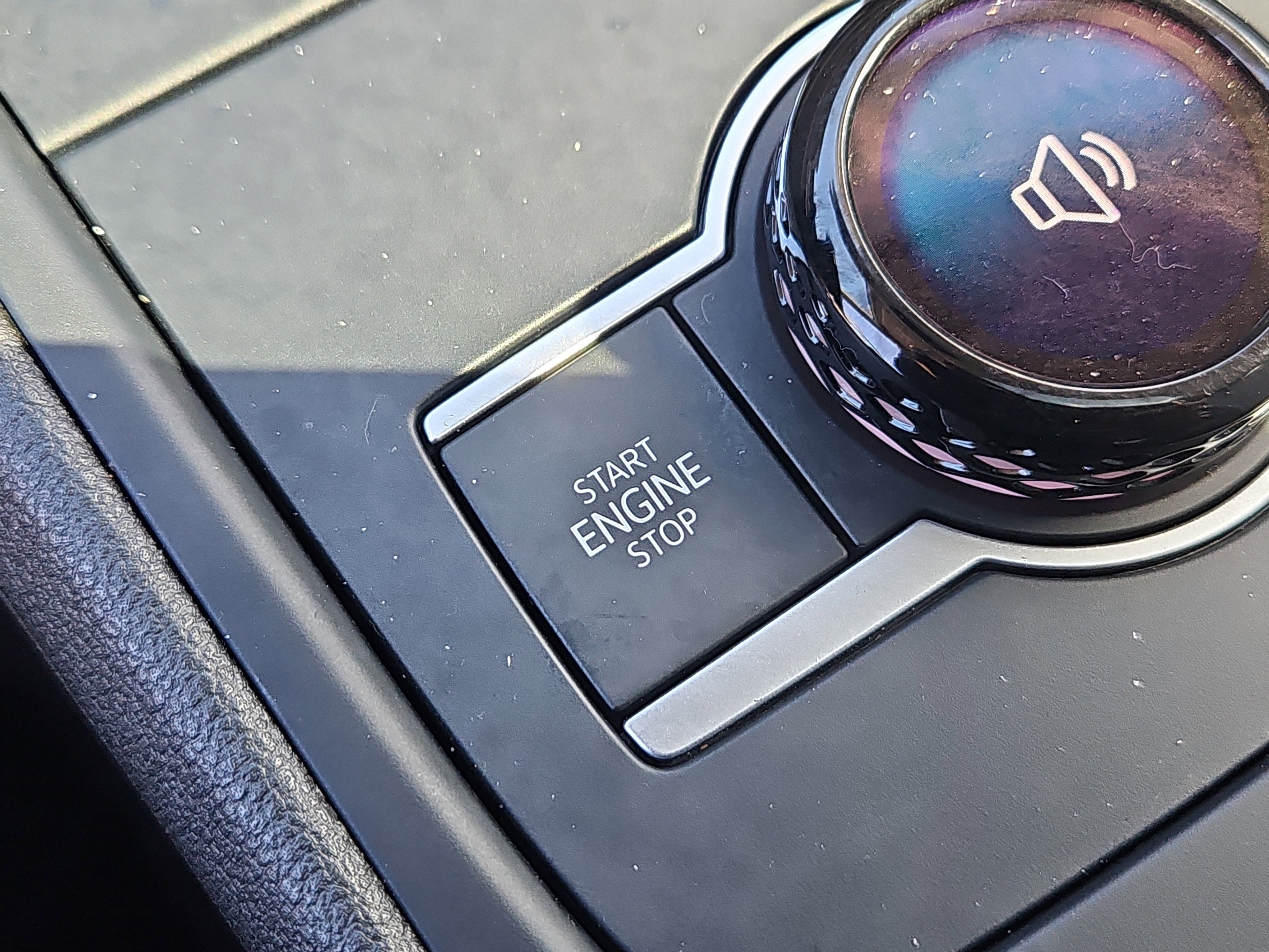 Used 2025 Volkswagen Tiguan SE AWD/4WD image 15