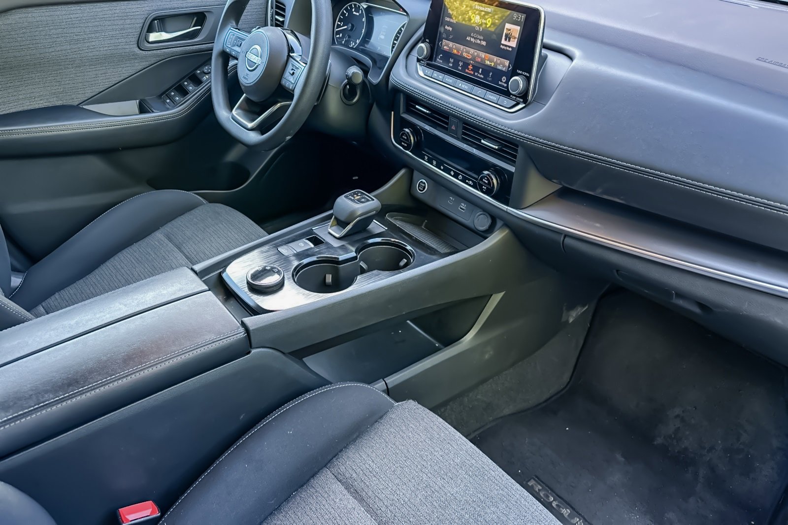 Used 2023 Nissan Rogue SV image 38