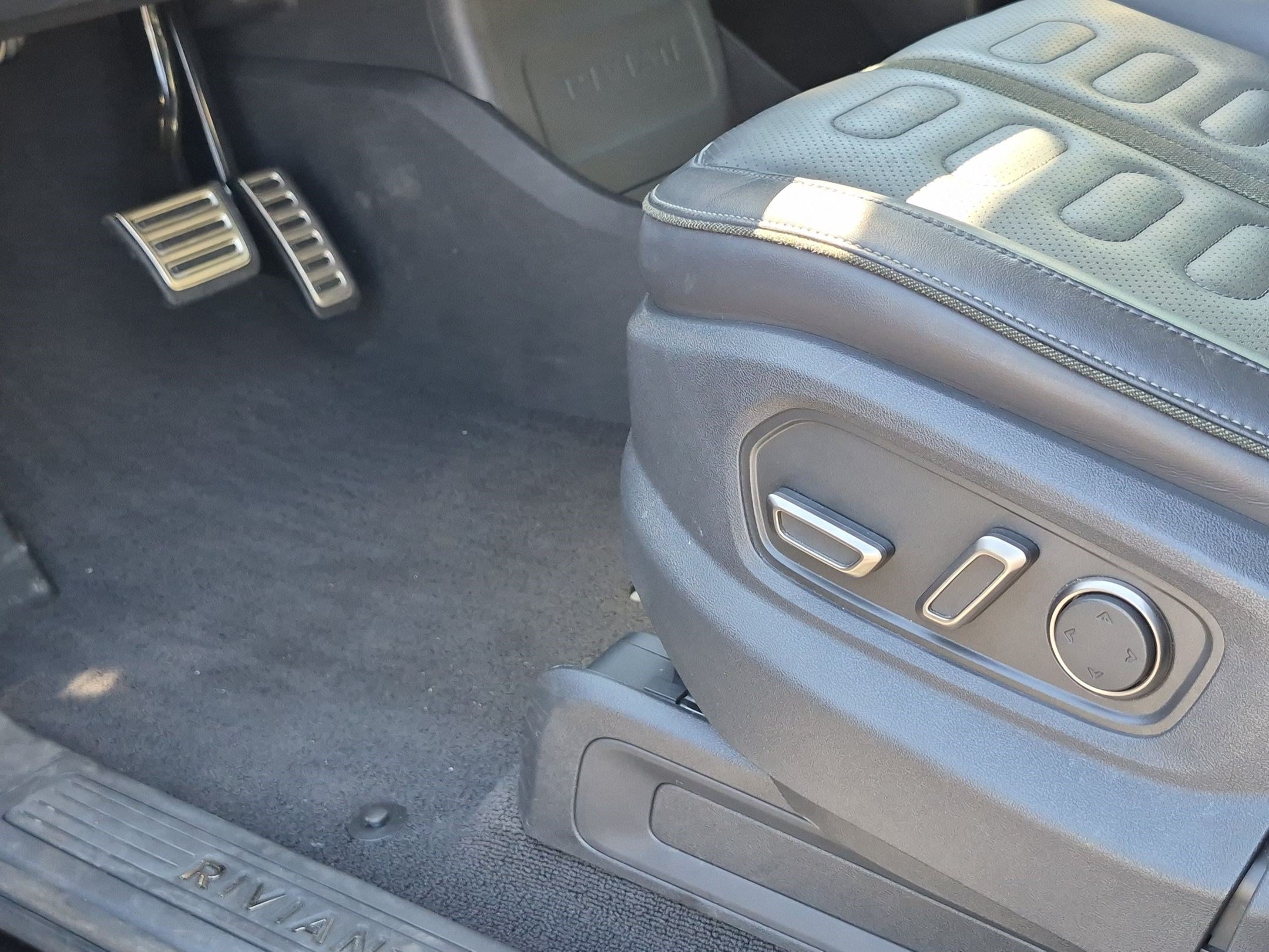 Used 2023 Rivian R1S Adventure AWD/4WD image 17